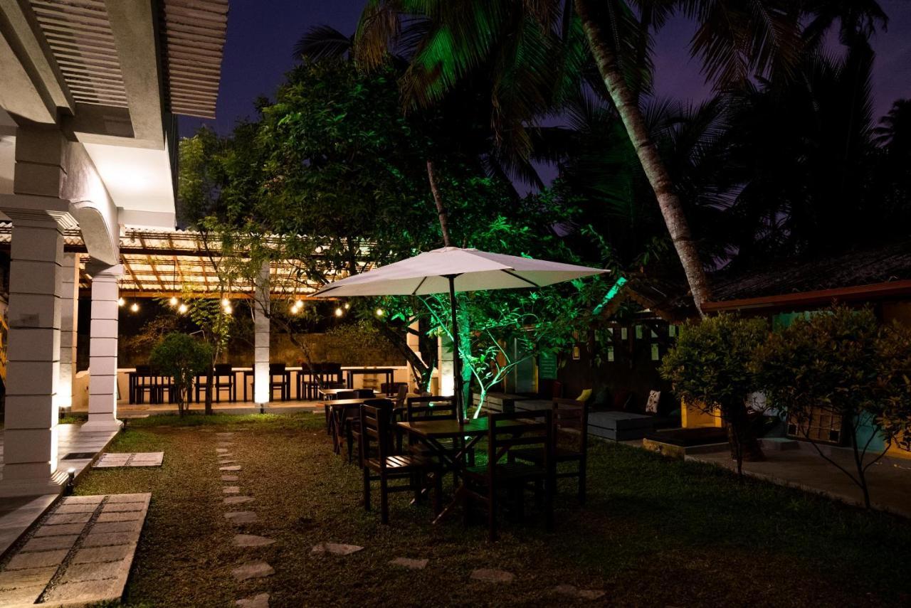 Plantation Surf Inn & Restaurant - Midigama East Eksteriør billede