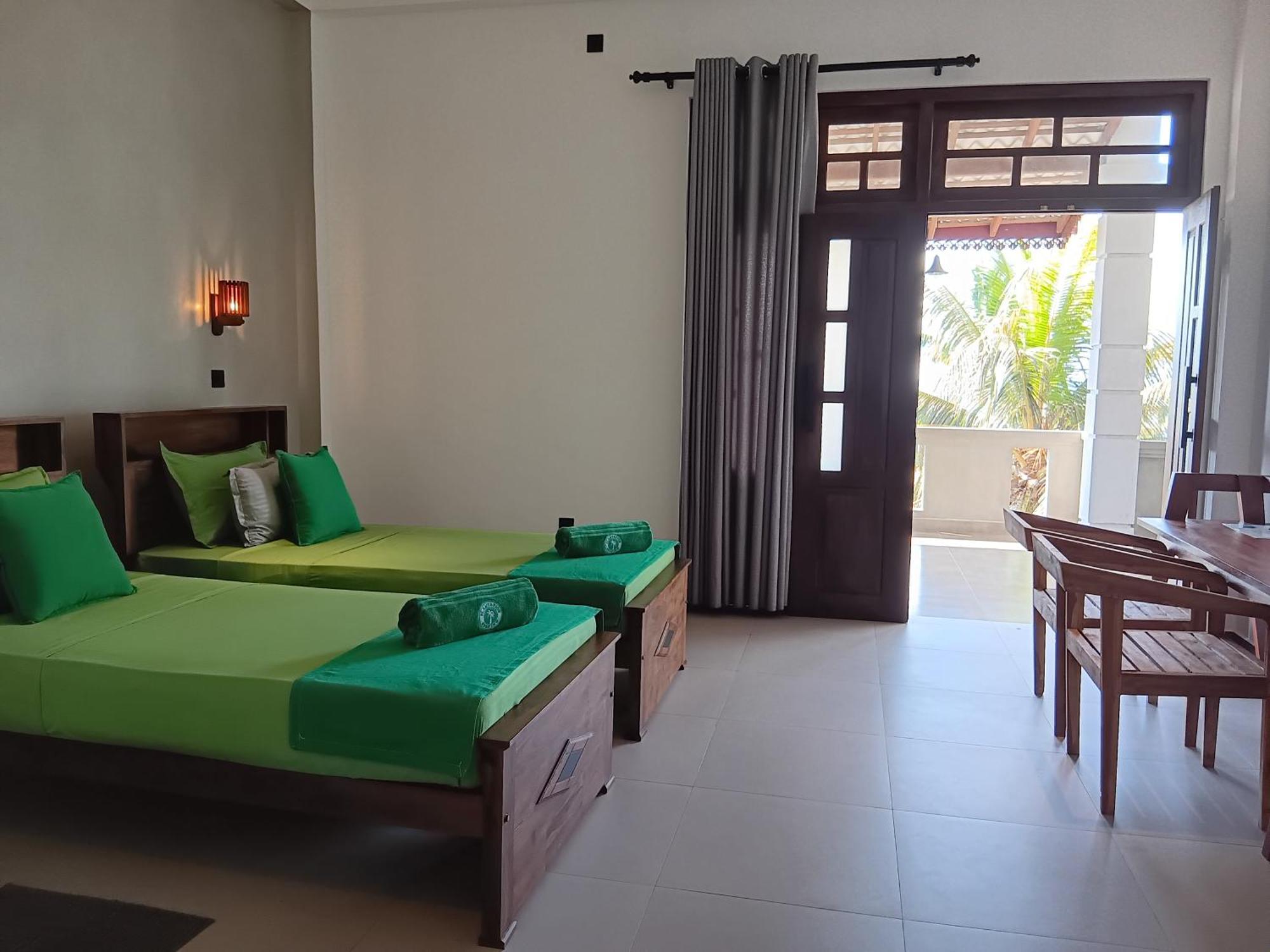 Plantation Surf Inn & Restaurant - Midigama East Eksteriør billede
