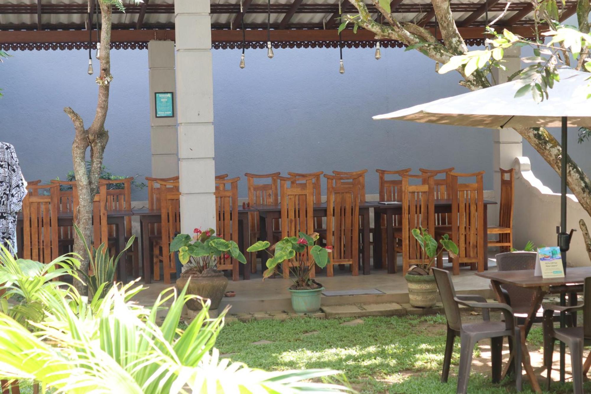 Plantation Surf Inn & Restaurant - Midigama East Eksteriør billede