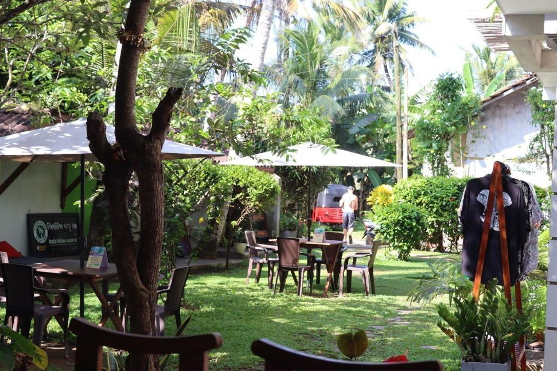 Plantation Surf Inn & Restaurant - Midigama East Eksteriør billede